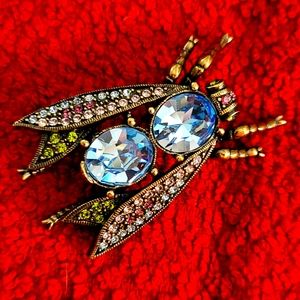 Stunning HEIDI DAUS brooch. Multi faceted crystals with varying colors. Original